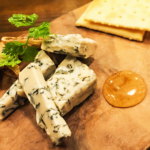 独特の風味がクセになる！青カビチーズの特徴と美味しい食べ方