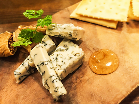 独特の風味がクセになる！青カビチーズの特徴と美味しい食べ方