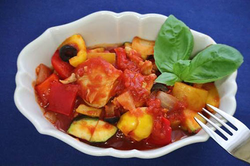 栄養満点な鶏肉のトマト煮込み｜季節のアレンジレシピ