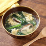 鶏ガラスープの素を使った「小松菜と卵のスープ」レシピ